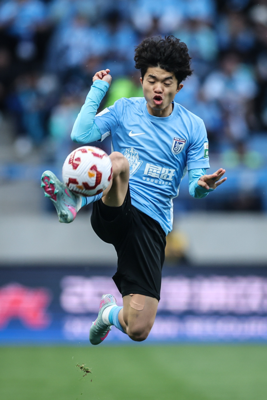 包含里程碑夜上海申花队长鼓劲，德国杯今晚刷纪录，信心回归，控场能力受关注的词条