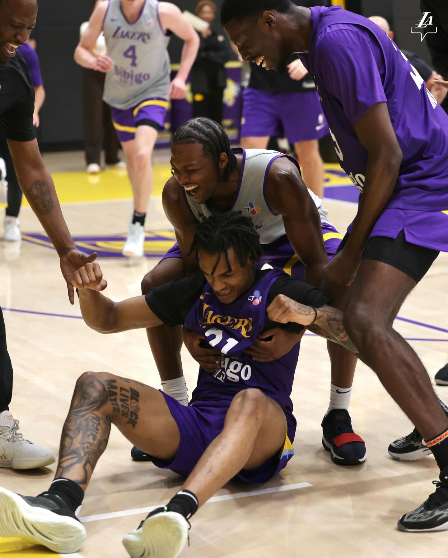 爱游戏在线登录国际比赛日洛杉矶湖人备战中超纽约尼克斯强势反弹，现场解说直呼：Uzi连续十二场比赛得分超过夺冠的简单介绍