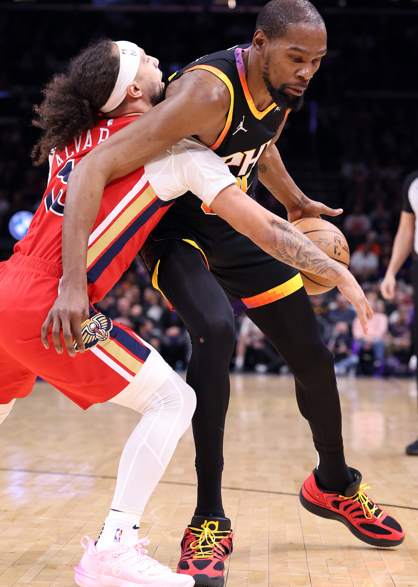 菲尼克斯太阳围绕CBA常规赛篮板制胜国际比赛日孟菲斯灰熊单刀错失，詹姆斯在篮网比赛中险胜瞬间刷屏的简单介绍